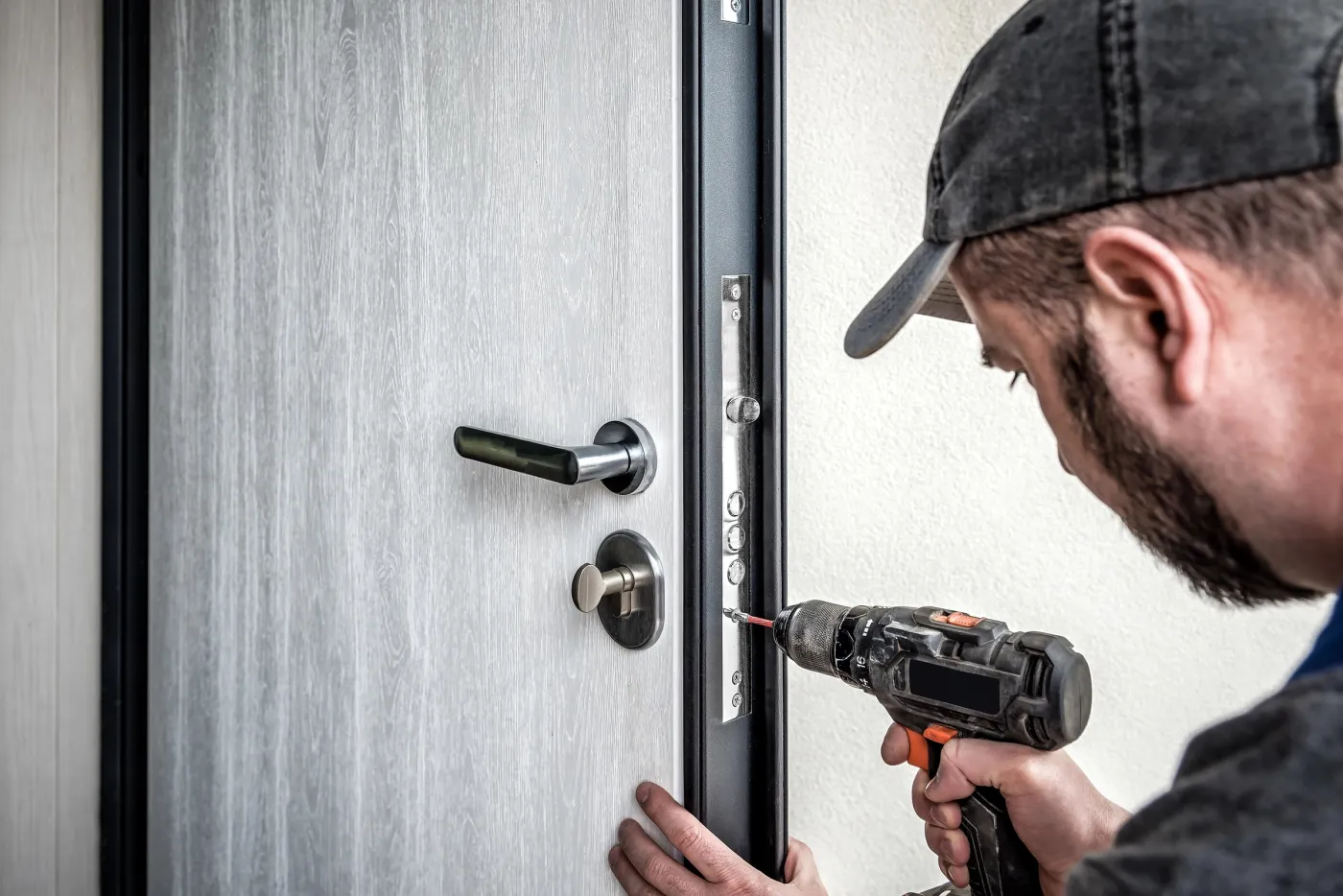 Serrurier réglant une serrure de porte d'entrée à Gennevilliers (92230)